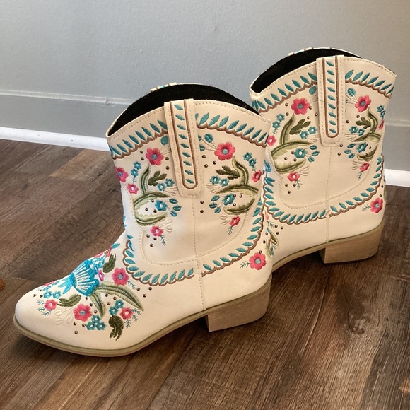 White with multicolor floral embroidery women’s western boho booties - Picture 3 of 4